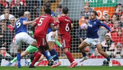 英超导播懂球！马奎尔绝杀前转播镜头给他5秒特写，15秒后就进球