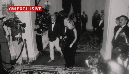 特朗普愤怒挂断电话