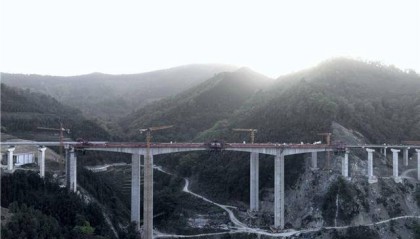 广西乐望高速腾家大桥顺利合龙